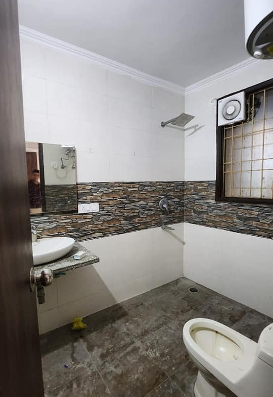 3 Beds 3 Baths Semi furnished a brand new flat available for rent in Saket, Delhi