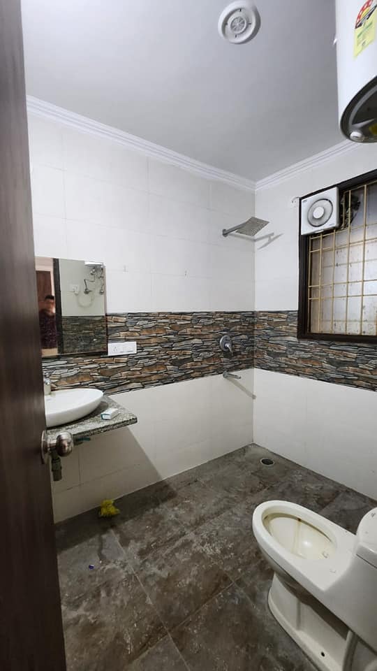 3 Beds 3 Baths Semi furnished a brand new flat available for rent in Saket, Delhi