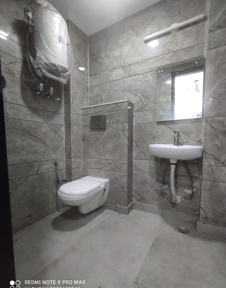 ps8 2 beds semi furnished flat available for rent in Saket, Delhi