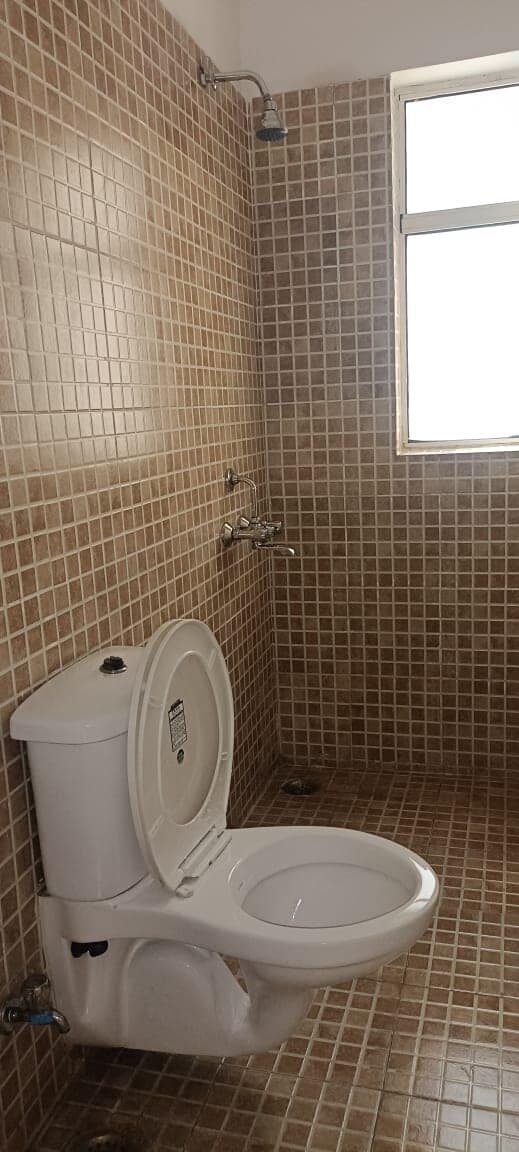 vs2 3 Beds 3 Baths 1 Servant Flat for Sale in Noida, UP