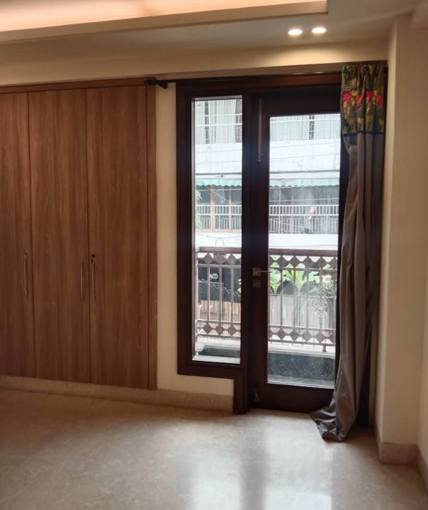 3 Beds and 3 Baths Flat for Rent in New Delhi