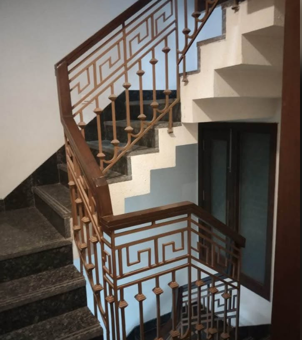 3 Beds and 3 Baths Flat for Rent in New Delhi