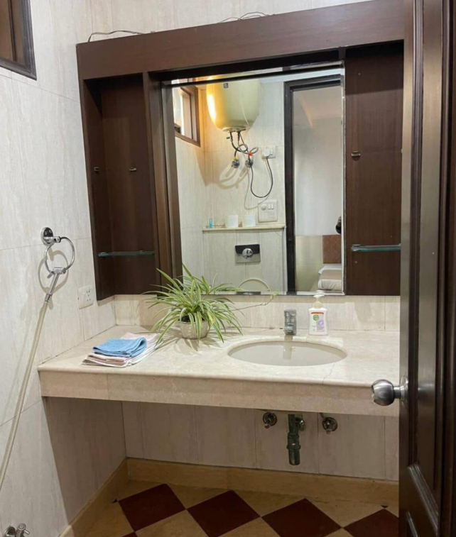 3 Beds and 3 Baths Flat for Rent in New Delhi