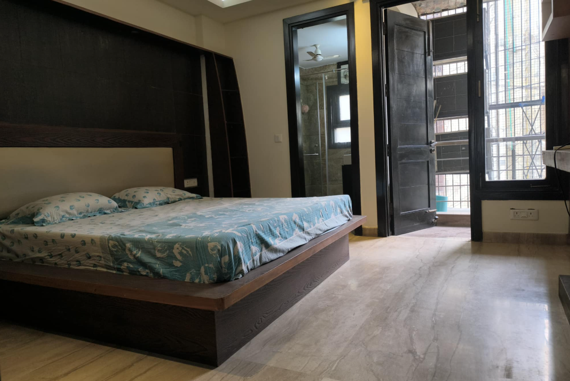 3 Beds and 3 Baths Flat for Rent in New Delhi