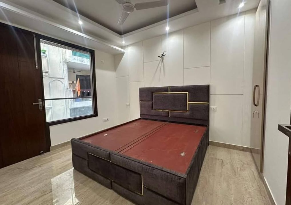3 Beds and 3 Baths Flat for Rent in New Delhi