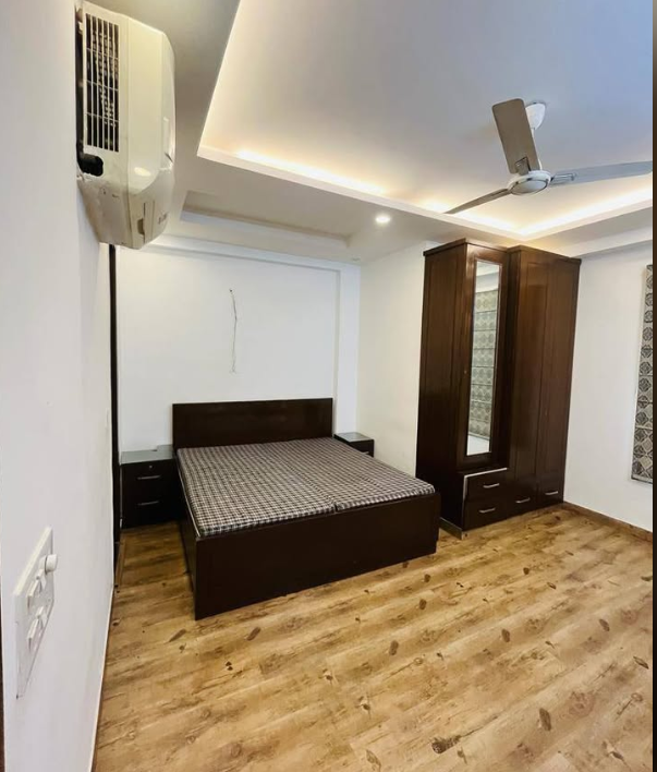 3 Beds and 3 Baths Flat for Rent in New Delhi