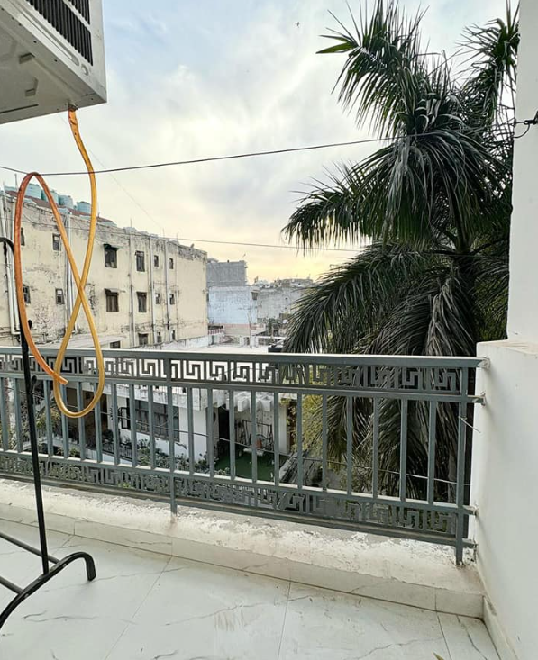 1 Bed and 1 Bath Flat for Rent in New Delhi