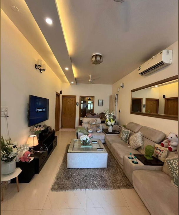 3 Beds and 3 Baths Flat for Rent in New Delhi