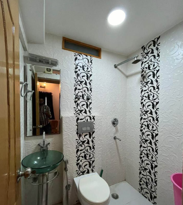 3 Beds and 3 Baths Flat for Rent in New Delhi