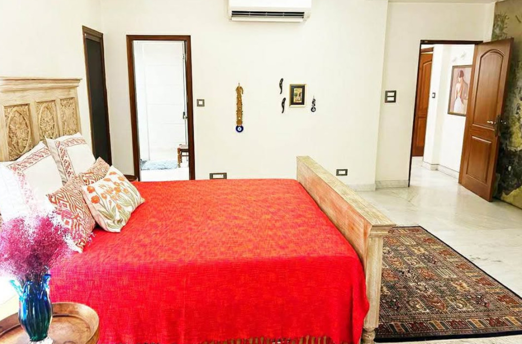 4 Beds and 4 Baths Flat for Sale in New Delhi