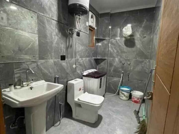 1 bed and 1 bath for rent in Noida