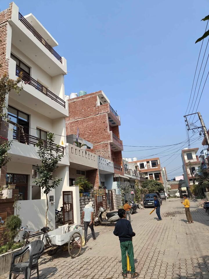 487464140_2692238520985632_8803912023292161678_n 6 beds and 3 baths for sale in Punjab