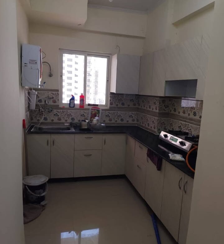 3 beds and 3 baths for Noida