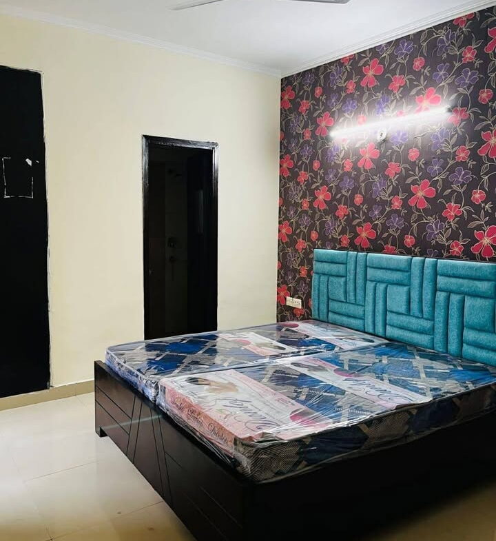 3 beds and 3 baths for Noida