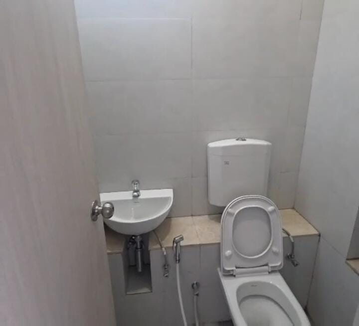 3 Beds and 3 Baths available for Rent in Mumbai.