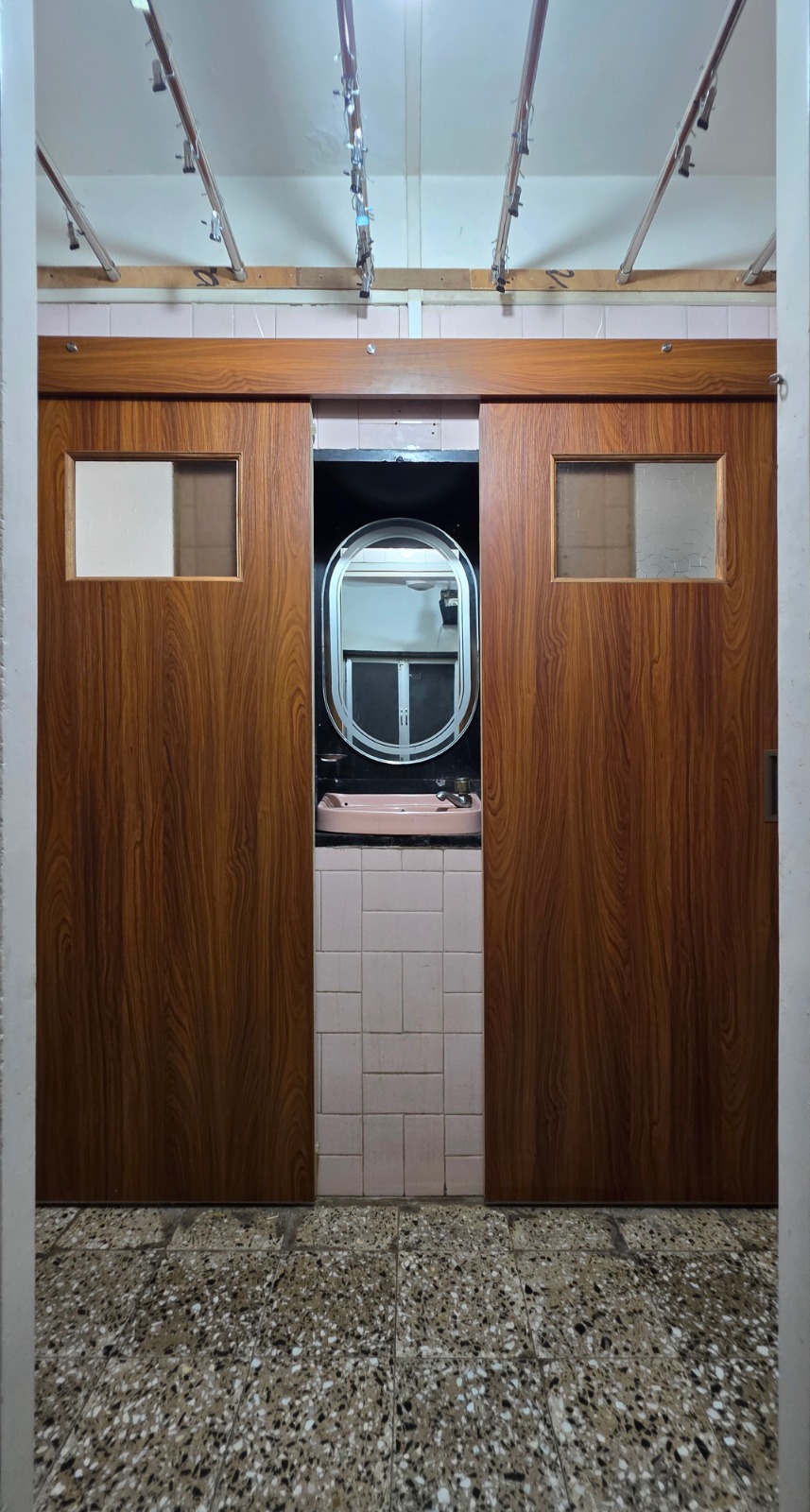 1 Bed and 1 Bath For Rent in Mumbai. 