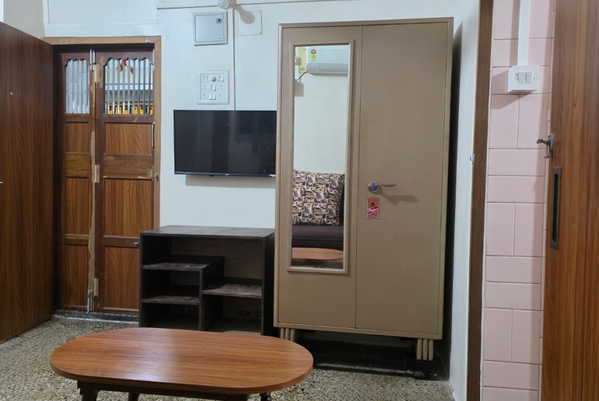 1 Bed and 1 Bath For Rent in Mumbai. 