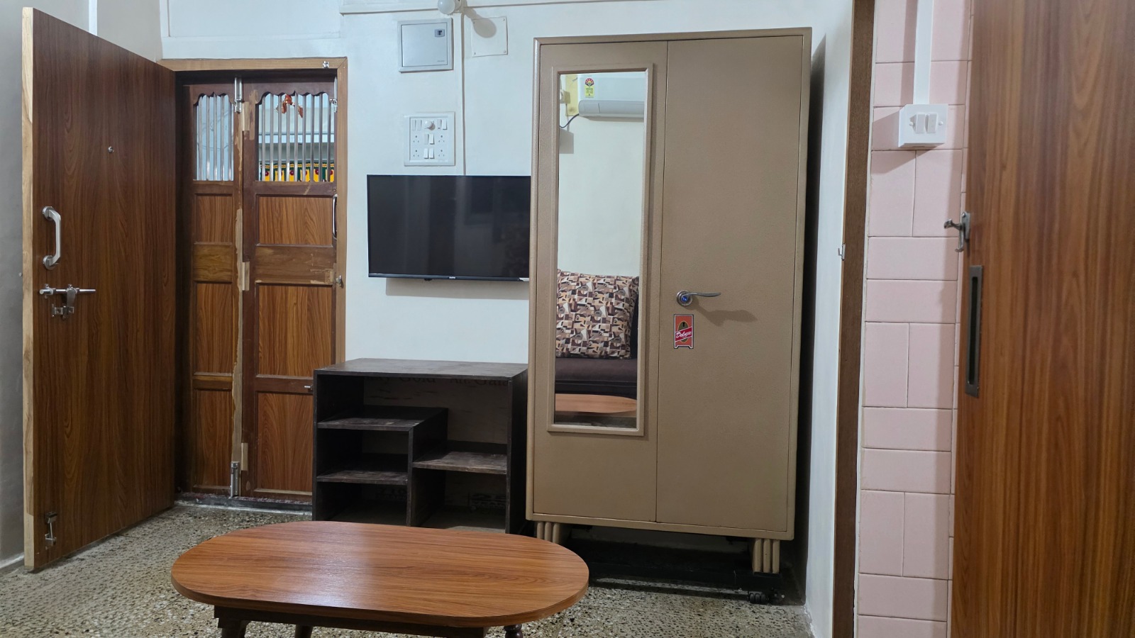 1 Bed and 1 Bath For Rent in Mumbai. 