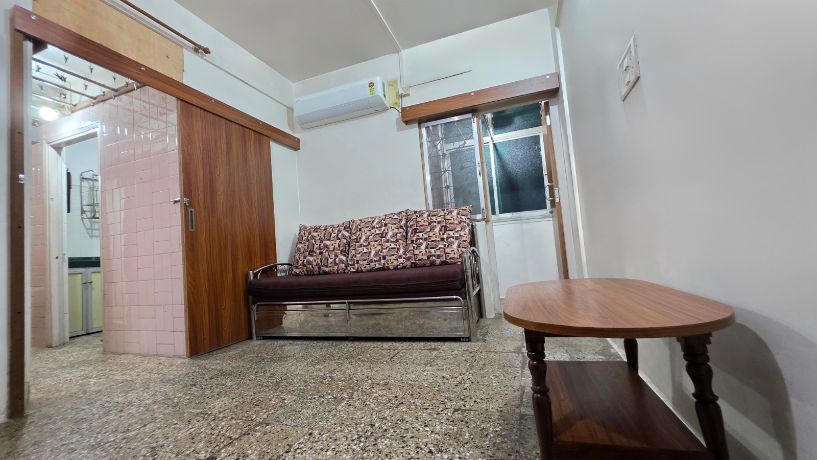 1 Bed and 1 Bath For Rent in Mumbai. 